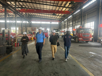 A Colombian customer visited the Shenbai Automotive factory and ordered five Howo truck-mounted cranes.