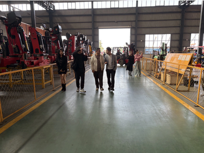 Foreign Customer Visit Report: Central Asian Delegation Visits Shenbai Automobile to Inspect Truck-Mounted Cranes