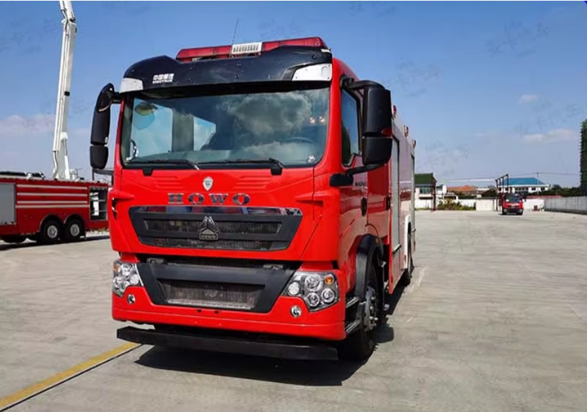 Howo 4x2 8m³ foam water tanker fire truck