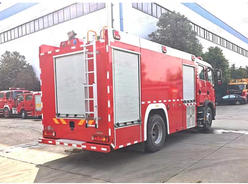 Howo 4x2 8m³ foam water tanker fire truck