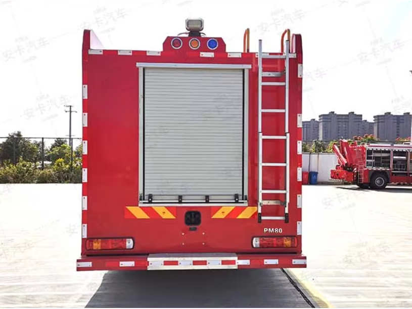 Howo 4x2 8m³ foam water tanker fire truck
