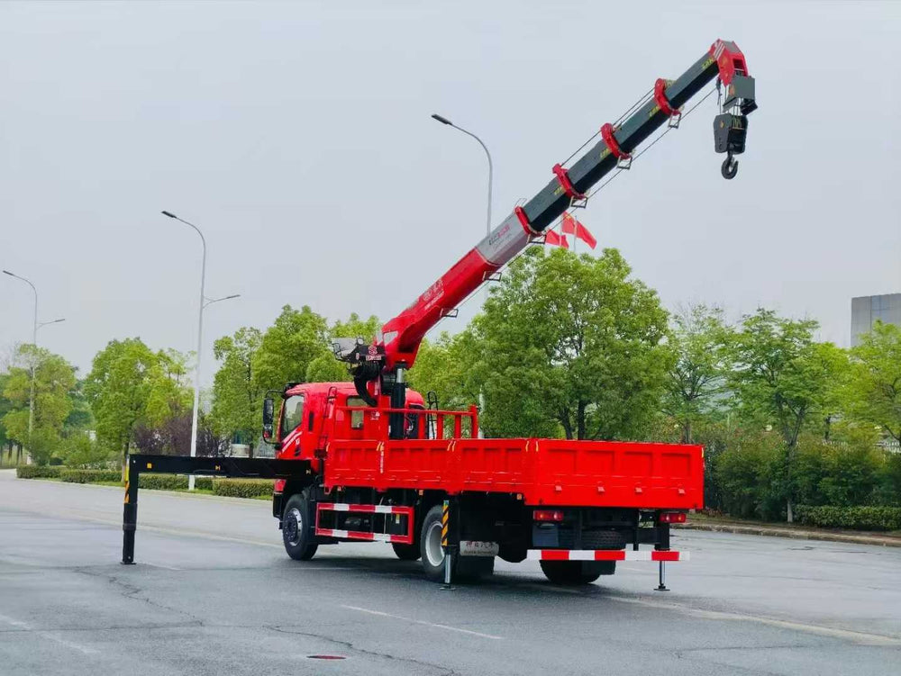 Dongfeng Changxing X1 8-ton 5-section boom truck crane