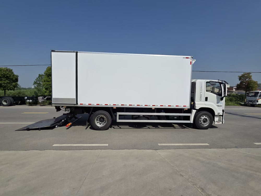 Isuzu 6.8-meter  refrigerated truck