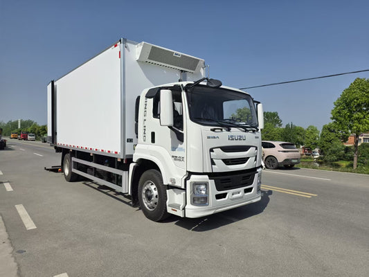 Isuzu 6.8-meter  refrigerated truck