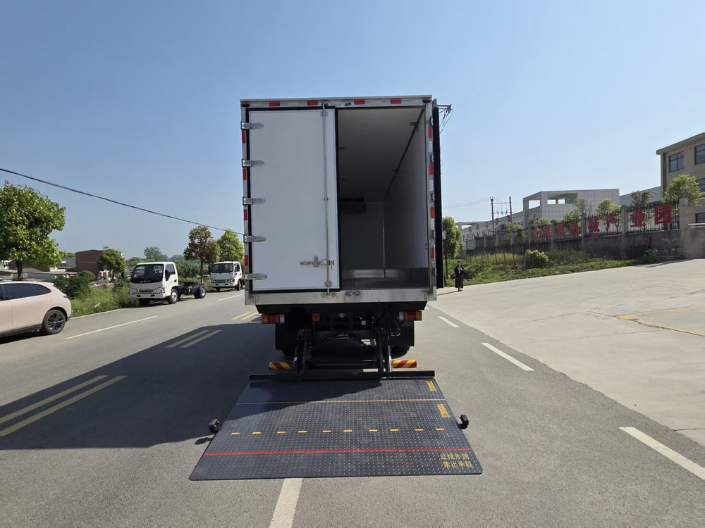 Isuzu 6.8-meter  refrigerated truck