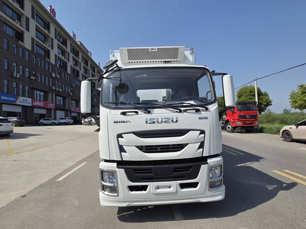 Isuzu 6.8-meter  refrigerated truck