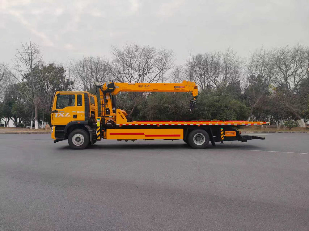 SINOTRUK Howo 7.6 meter single axle with 8-ton crane tow truck