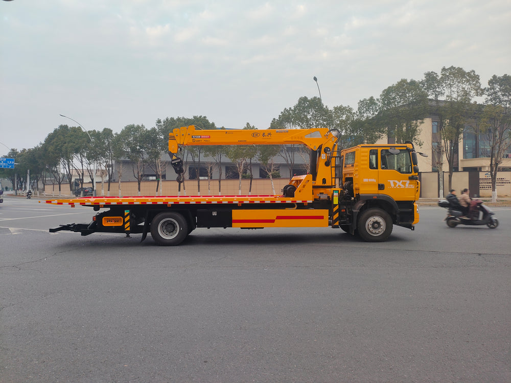 SINOTRUK Howo 7.6 meter single axle with 8-ton crane tow truck
