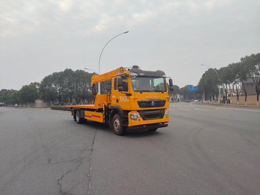 SINOTRUK Howo 7.6 meter single axle with 8-ton crane tow truck