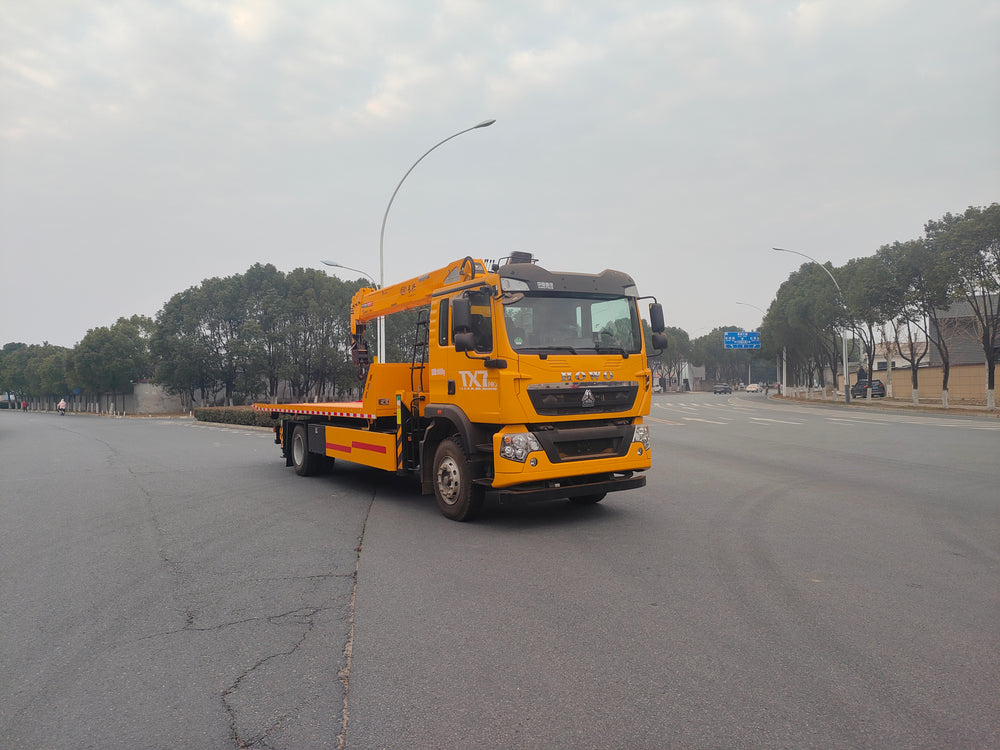 SINOTRUK Howo 7.6 meter single axle with 8-ton crane tow truck