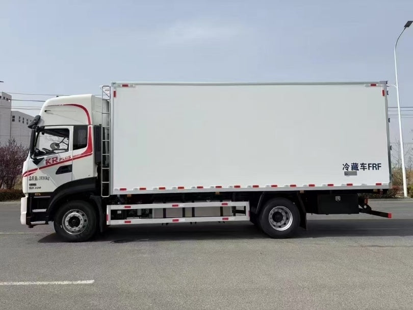 Dongfeng 6.8-meter  refrigerated truck