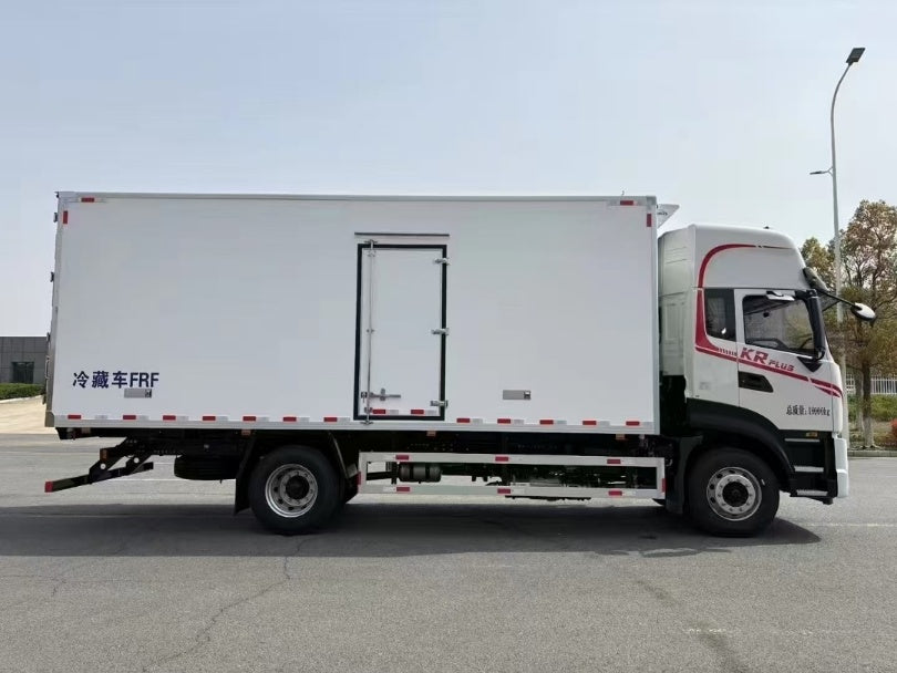 Dongfeng 6.8-meter  refrigerated truck
