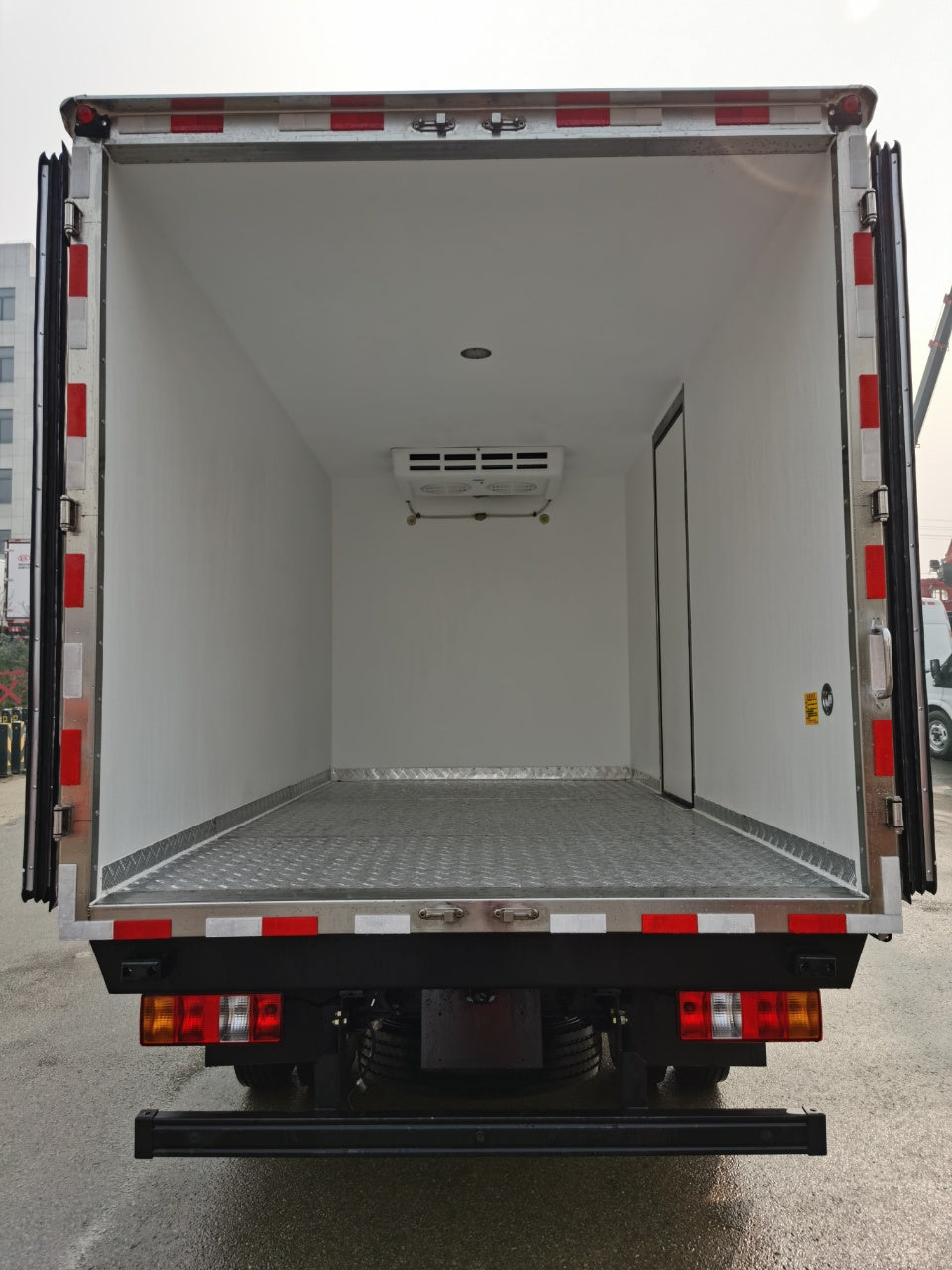 Isuzu 4.2-meter 5 ton refrigerated truck