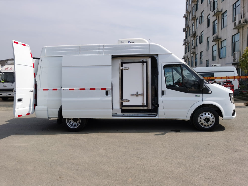 Jiangling long-wheelbase high-roof refrigerated van
