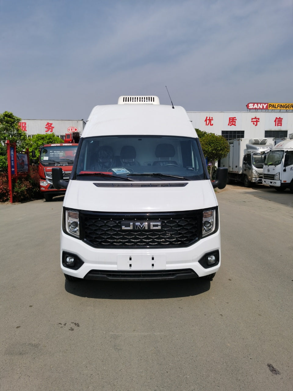 Jiangling long-wheelbase high-roof refrigerated van