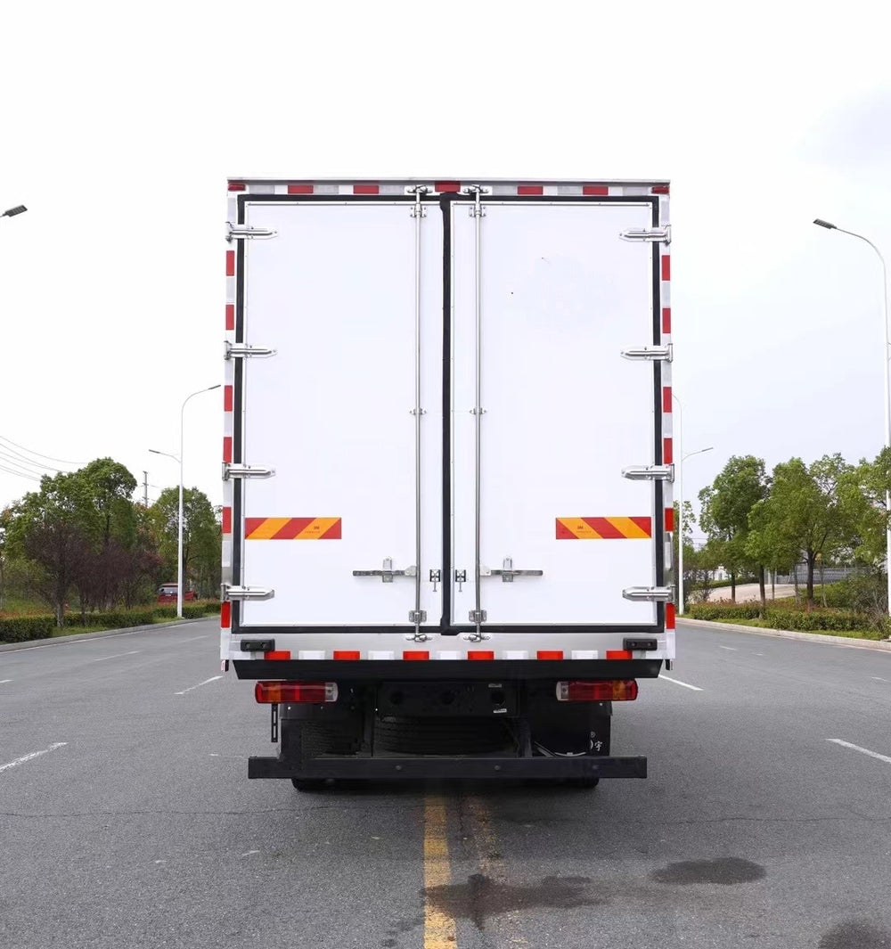 Foton Auman 6.8-meter 10 ton refrigerated truck