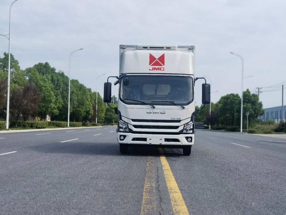 Jiangling 4.2-meter 5 ton wide-body refrigerated truck