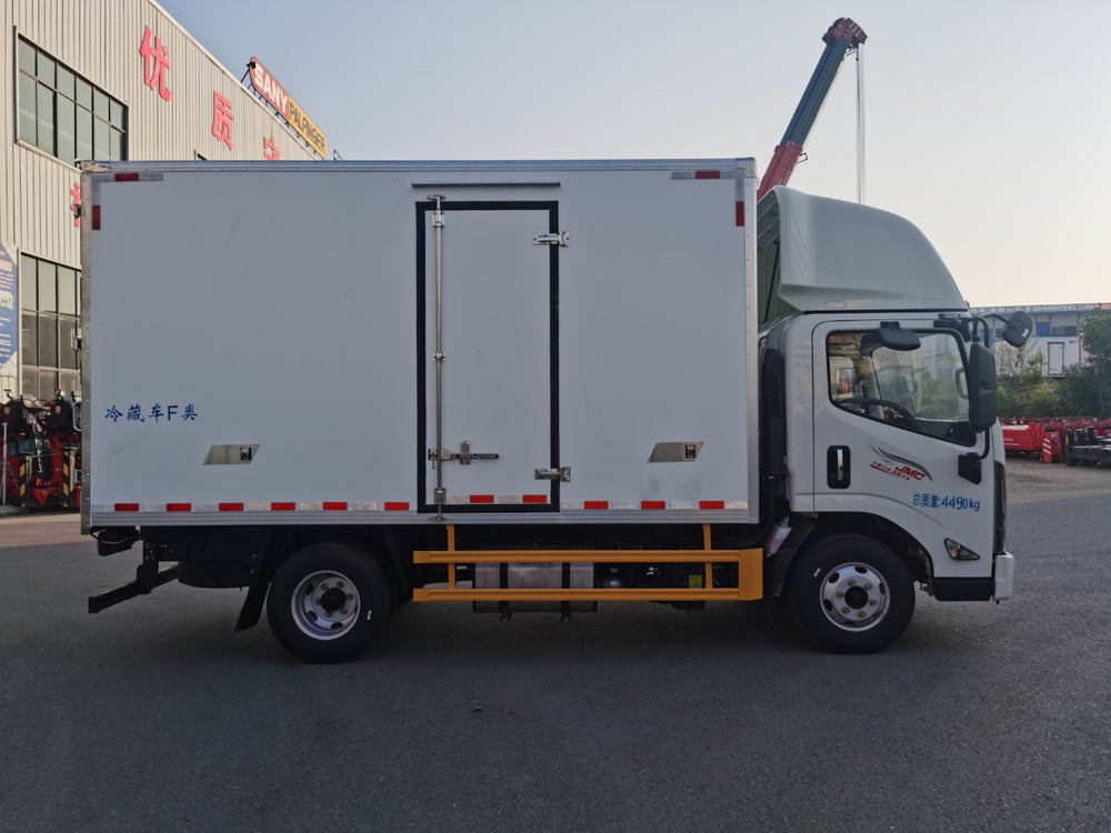 Jiangling 4.2-meter 5 ton wide-body refrigerated truck