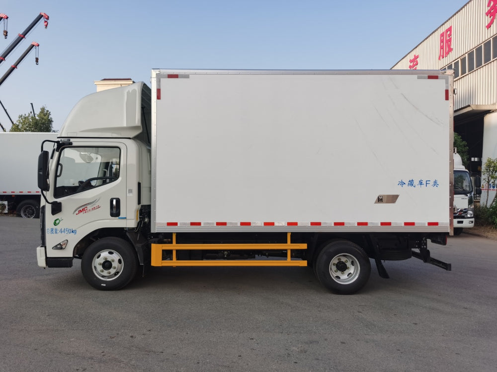 Jiangling 4.2-meter 5 ton wide-body refrigerated truck