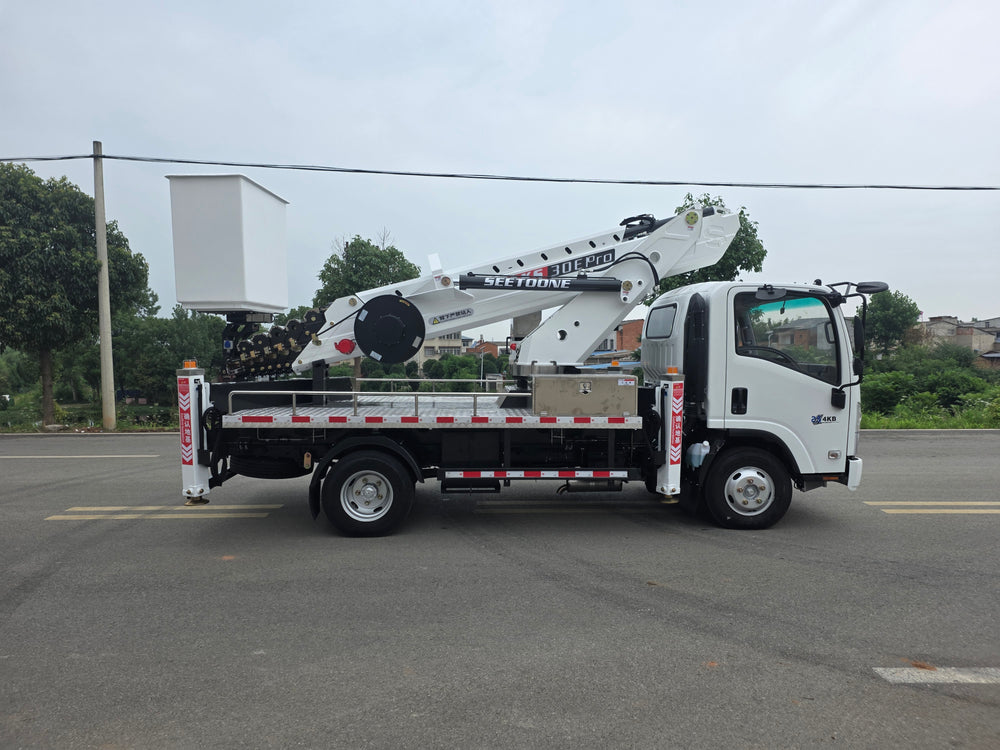 Isuzu 30-meter insulated basket aerial work platform truck for power maintenance