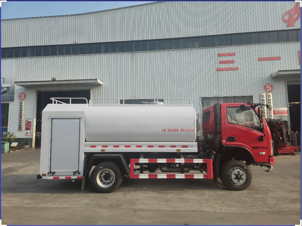 Dongfeng 4WD Forest Firefighting Sprinkler Truck