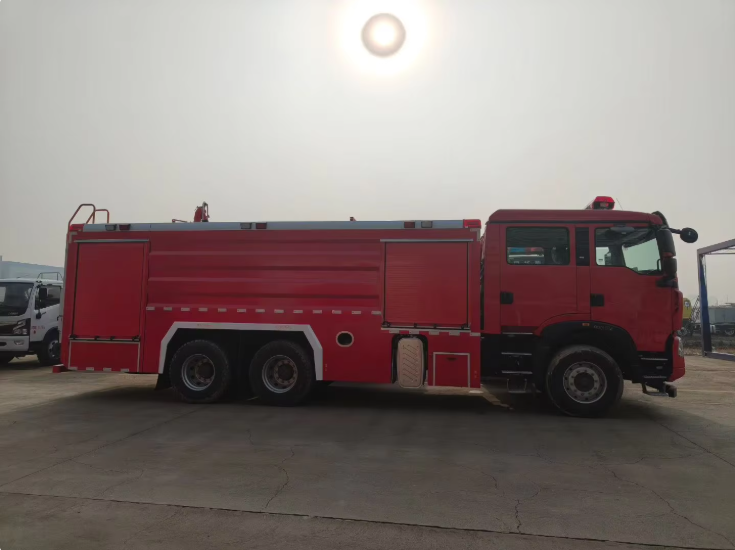 HOWO6*4 12 m³ foam water tanker fire truck